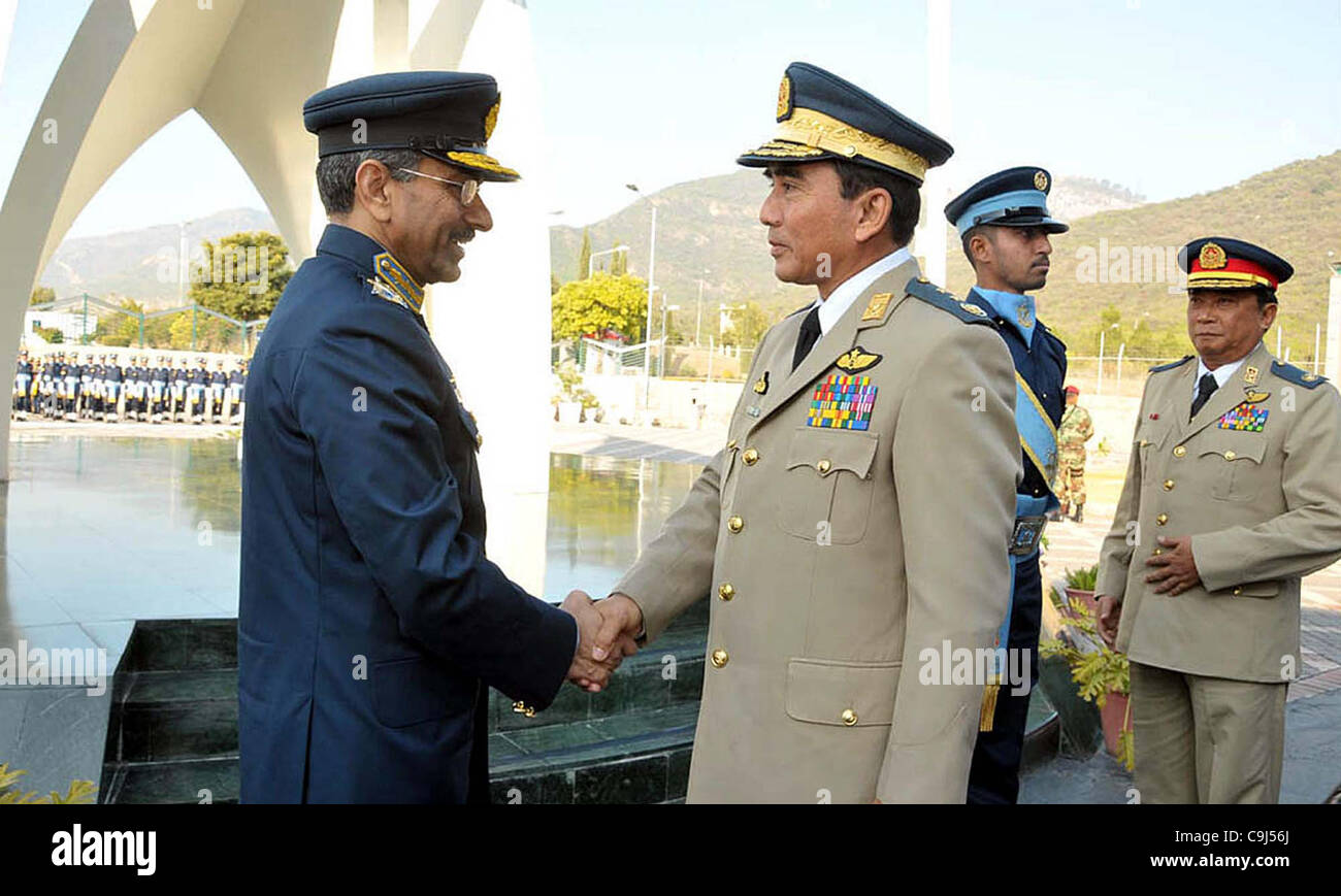 Generalstabschef der Luftwaffe (PAF) der Luft, erhält Air Chief Marshal.Rao Qamar Suleman, Lt.Gen.Myat Hein Oberbefehlshaber von Myanmar Luftwaffe (MAF) Luft im Hauptquartier in Islamabad Stockfoto