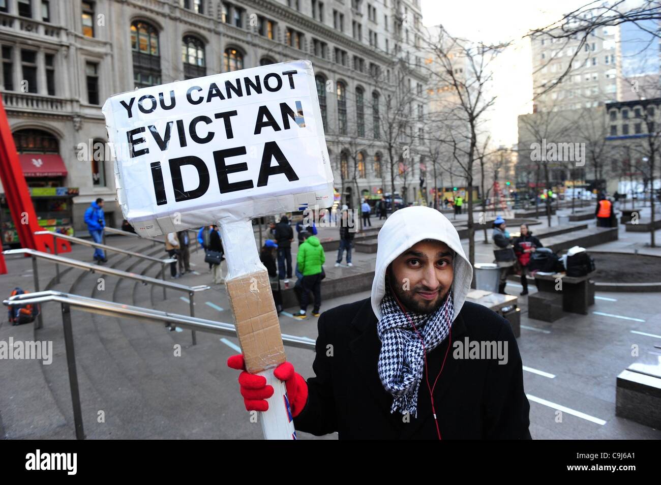 11. Januar 2012 - Manhattan, New York, USA - Adam Farooqui 25 Rego Park führt ein Zeichen als Occupy Wall Street Aktivisten wieder Zuccotti Park in lower Manhattan, da die Polizei die Metall Barrieren beseitigt hat, die der Park seit der Räumung von Aktivisten im November letzten Jahres umgeben. (Credit Stockfoto