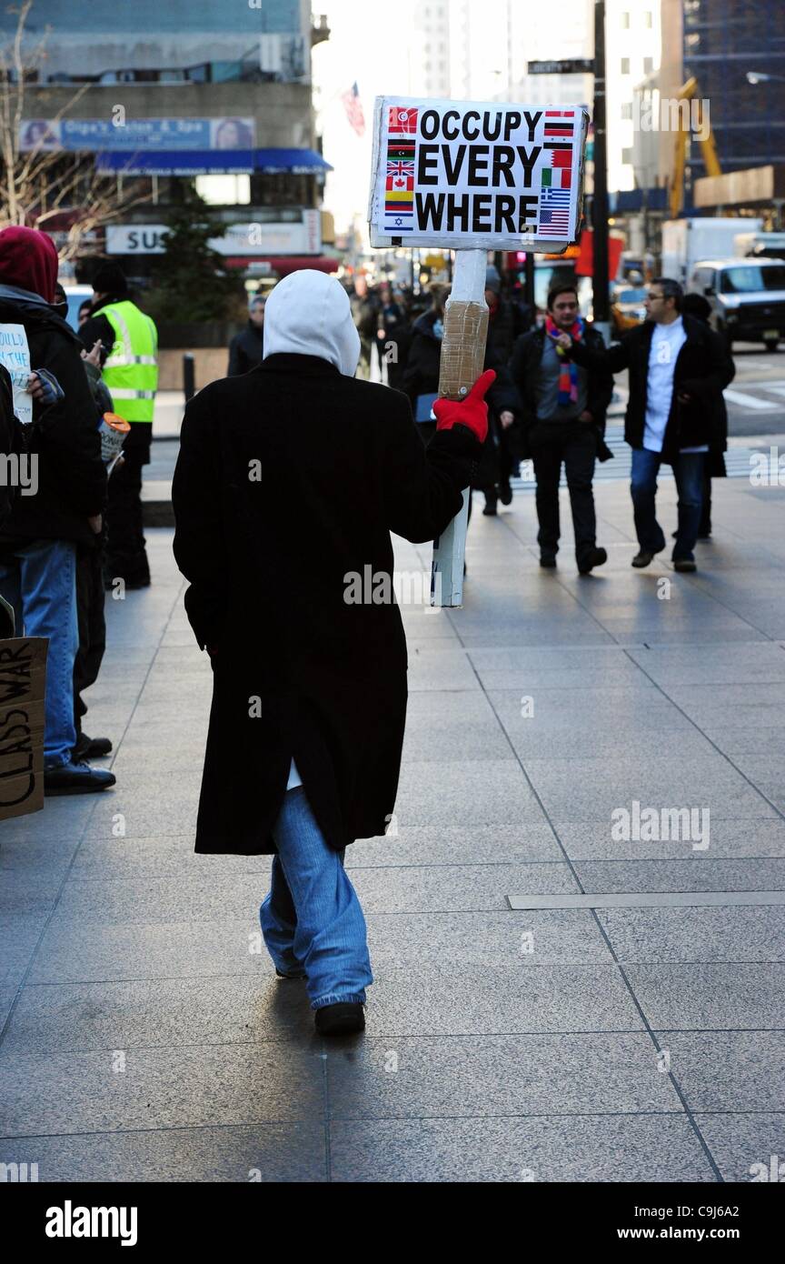 11. Januar 2012 - Manhattan, New York, USA - Adam Farooqui 25 Rego Park führt ein Zeichen als Occupy Wall Street Aktivisten wieder Zuccotti Park in lower Manhattan, da die Polizei die Metall Barrieren beseitigt hat, die der Park seit der Räumung von Aktivisten im November letzten Jahres umgeben. (Credit Stockfoto