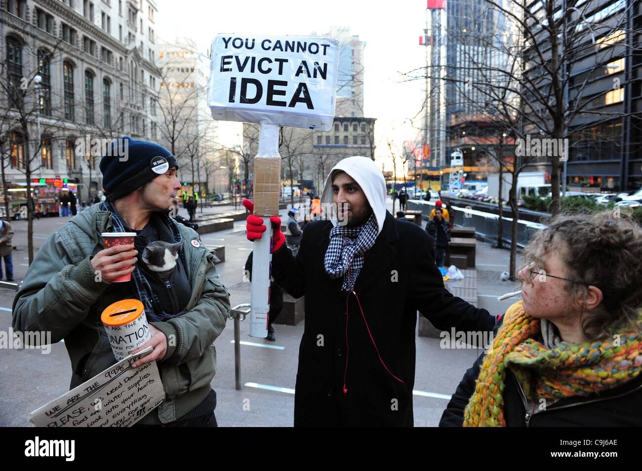 11. Januar 2012 - Manhattan, New York, USA - Adam Farooqui 25 Rego Park führt ein Zeichen als Occupy Wall Street Aktivisten wieder Zuccotti Park in lower Manhattan, da die Polizei die Metall Barrieren beseitigt hat, die der Park seit der Räumung von Aktivisten im November letzten Jahres umgeben. (Credit Stockfoto