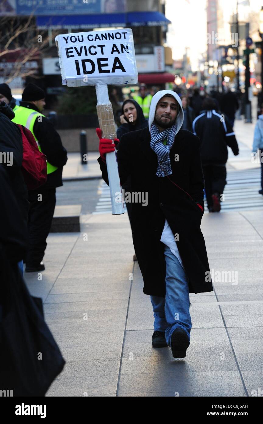 11. Januar 2012 - Manhattan, New York, USA - Adam Farooqui 25 Rego Park führt ein Zeichen als Occupy Wall Street Aktivisten wieder Zuccotti Park in lower Manhattan, da die Polizei die Metall Barrieren beseitigt hat, die der Park seit der Räumung von Aktivisten im November letzten Jahres umgeben. (Credit Stockfoto