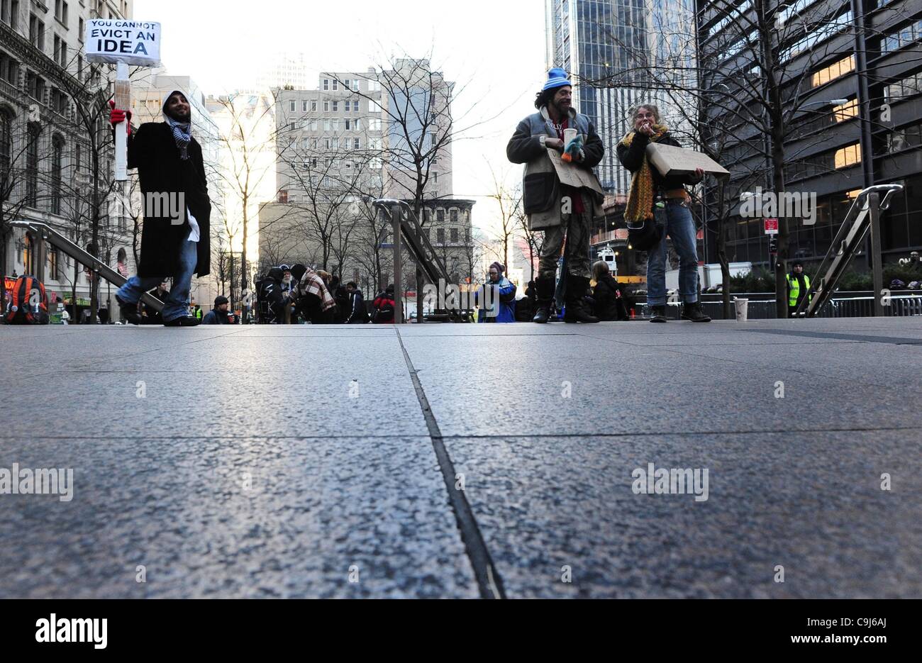 11. Januar 2012 - Manhattan, New York, USA - Adam Farooqui 25 Rego Park führt ein Zeichen als Occupy Wall Street Aktivisten wieder Zuccotti Park in lower Manhattan, da die Polizei die Metall Barrieren beseitigt hat, die der Park seit der Räumung von Aktivisten im November letzten Jahres umgeben. (Credit Stockfoto