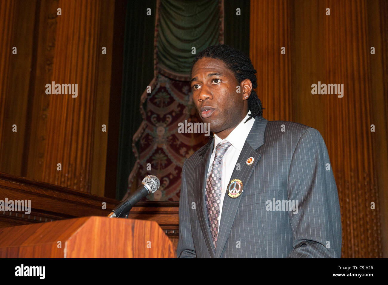 11. Januar 2012 - Brooklyn, New York, USA: New York City Council Mitglied Jumaane D. Williams (Dist. 45 - DM) spricht am 2. jährlichen interreligiösen Gedenkveranstaltung für Haiti, Mittwoch Nacht in Brooklyn Borough Hall. Der Gottesdienst wurde zwei Jahre nach dem Mw 7.0 Erdbeben auf Haiti gehalten. Stockfoto