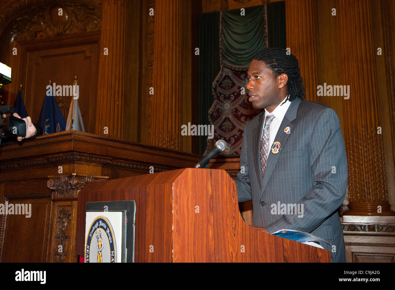 11. Januar 2012 - Brooklyn, New York, USA: New York City Council Mitglied Jumaane D. Williams (Dist. 45 - DM) spricht am 2. jährlichen interreligiösen Gedenkveranstaltung für Haiti, Mittwoch Nacht in Brooklyn Borough Hall. Der Gottesdienst wurde zwei Jahre nach dem Mw 7.0 Erdbeben auf Haiti gehalten. Stockfoto
