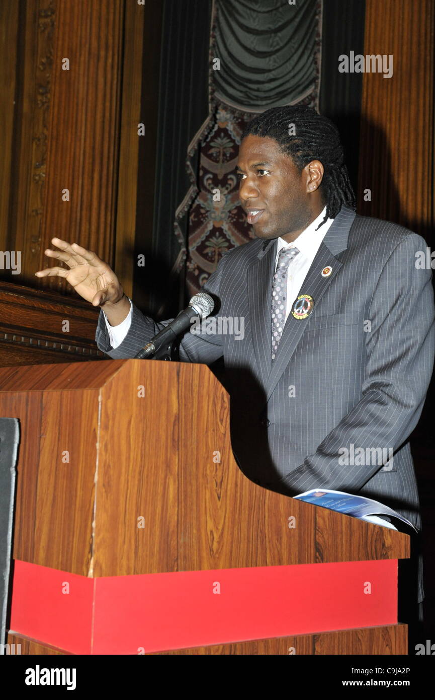 11. Januar 2012 - Brooklyn, New York, USA: New York City Council Mitglied Jumaane D. Williams (Dist. 45 - DM) spricht am 2. jährlichen interreligiösen Gedenkveranstaltung für Haiti, Mittwoch Nacht in Brooklyn Borough Hall. Der Gottesdienst wurde zwei Jahre nach dem Mw 7.0 Erdbeben auf Haiti gehalten. Stockfoto