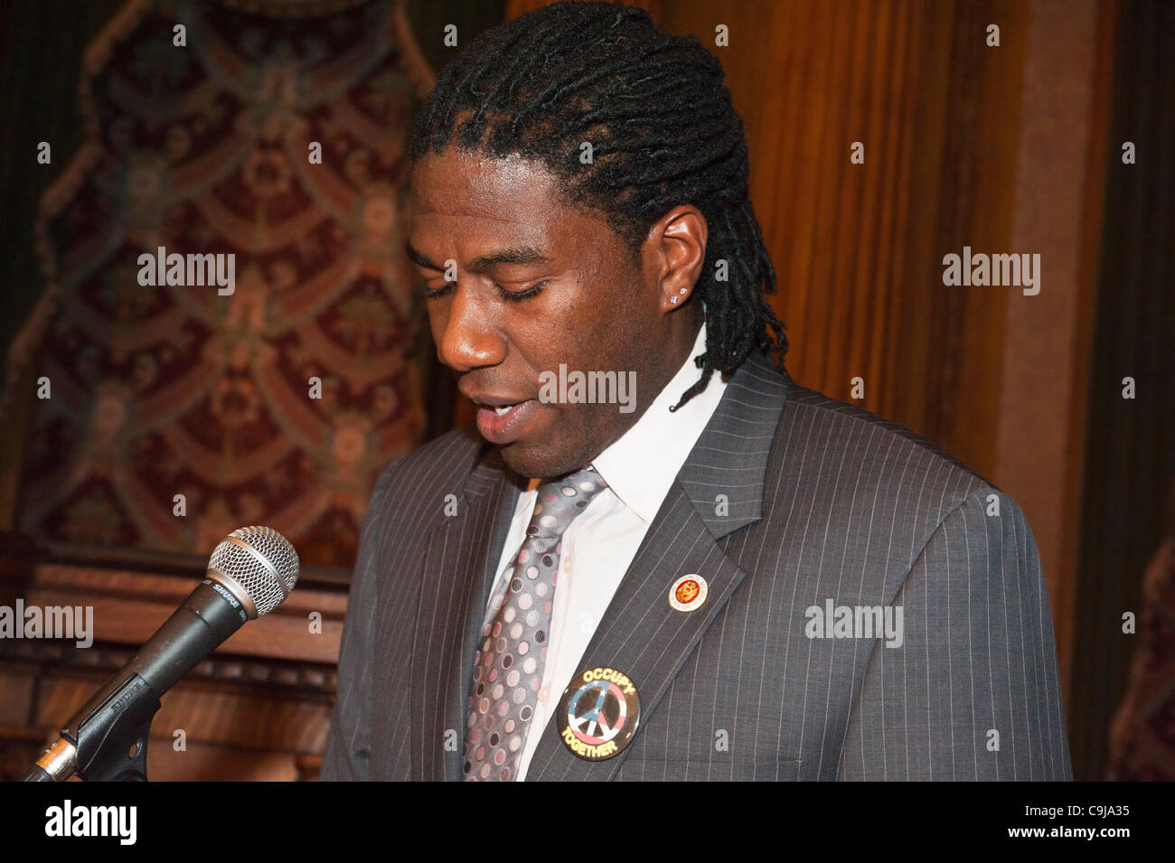 11. Januar 2012 - Brooklyn, New York, USA: New York City Council Mitglied Jumaane D. Williams (Dist. 45 - DM) spricht am 2. jährlichen interreligiösen Gedenkveranstaltung für Haiti, Mittwoch Nacht in Brooklyn Borough Hall. Der Gottesdienst wurde zwei Jahre nach dem Mw 7.0 Erdbeben auf Haiti gehalten. Stockfoto