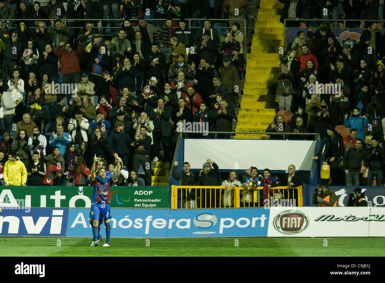 11/01/2011. Valencia, Spanien Copa del Rey, Fußball - Spanien - Levante UD vs. Alcorcon - Levante von Valencia, 4: 0 Sieg im zweiten Spiel des Förderwettbewerbs Ausscheidungsspiele gegen 2. Division team Alcorcón und geht in die nächste Runde - Levante Spieler feiern 2. Ziel Stockfoto