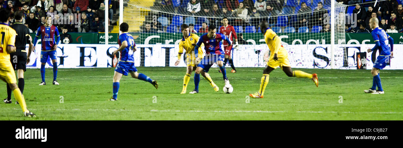 11/01/2011. Fußball - Spanien - Levante UD vs. Alcorcon - Levante von Valencia, Valencia, Spanien Copa del Rey gewinnen 4: 0 im zweiten Spiel des Förderwettbewerbs Ausscheidungsspiele gegen 2. Division Team Alcorcón und geht in die nächste Runde - Levante UD Spieler wie er den Ball durch seine Attacke Zo fährt Stockfoto