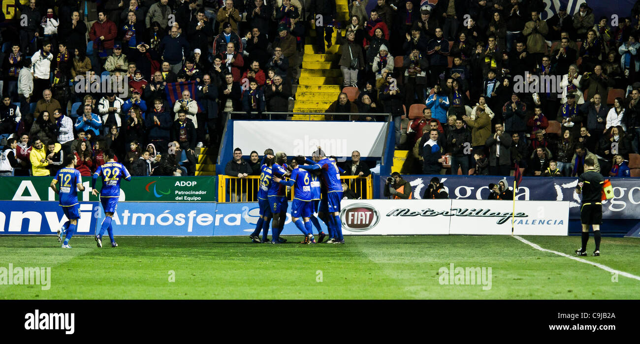 11/01/2011. Fußball - Spanien - Levante UD vs. Alcorcon - Levante von Valencia, Valencia, Spanien Copa del Rey gewinnen 4: 0 im zweiten Spiel des Förderwettbewerbs Ausscheidungsspiele gegen 2. Division Team Alcorcón und geht in die nächste Runde - Levante UD-Spieler feiern 2. Ziel Stockfoto