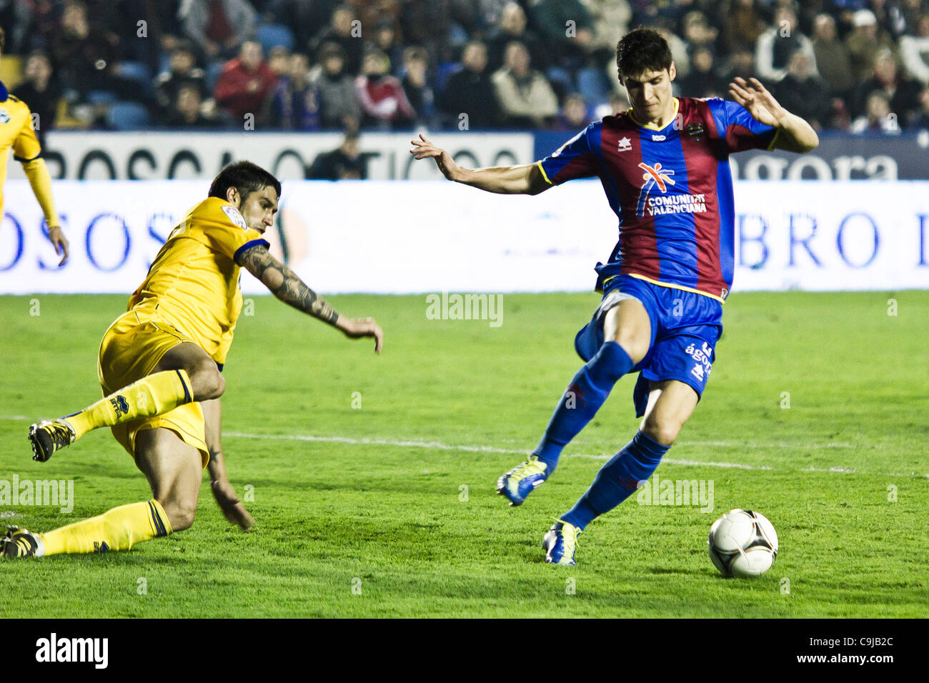 11/01/2011. Fußball - Spanien - Levante UD vs. Alcorcon - Levante von Valencia, Valencia, Spanien Copa del Rey gewinnen 4: 0 im zweiten Spiel des Förderwettbewerbs Ausscheidungsspiele gegen 2. Division Team Alcorcón und geht in die nächste Runde - Rafa Jordá, als er versucht, einen Gegner dribbeln Stockfoto