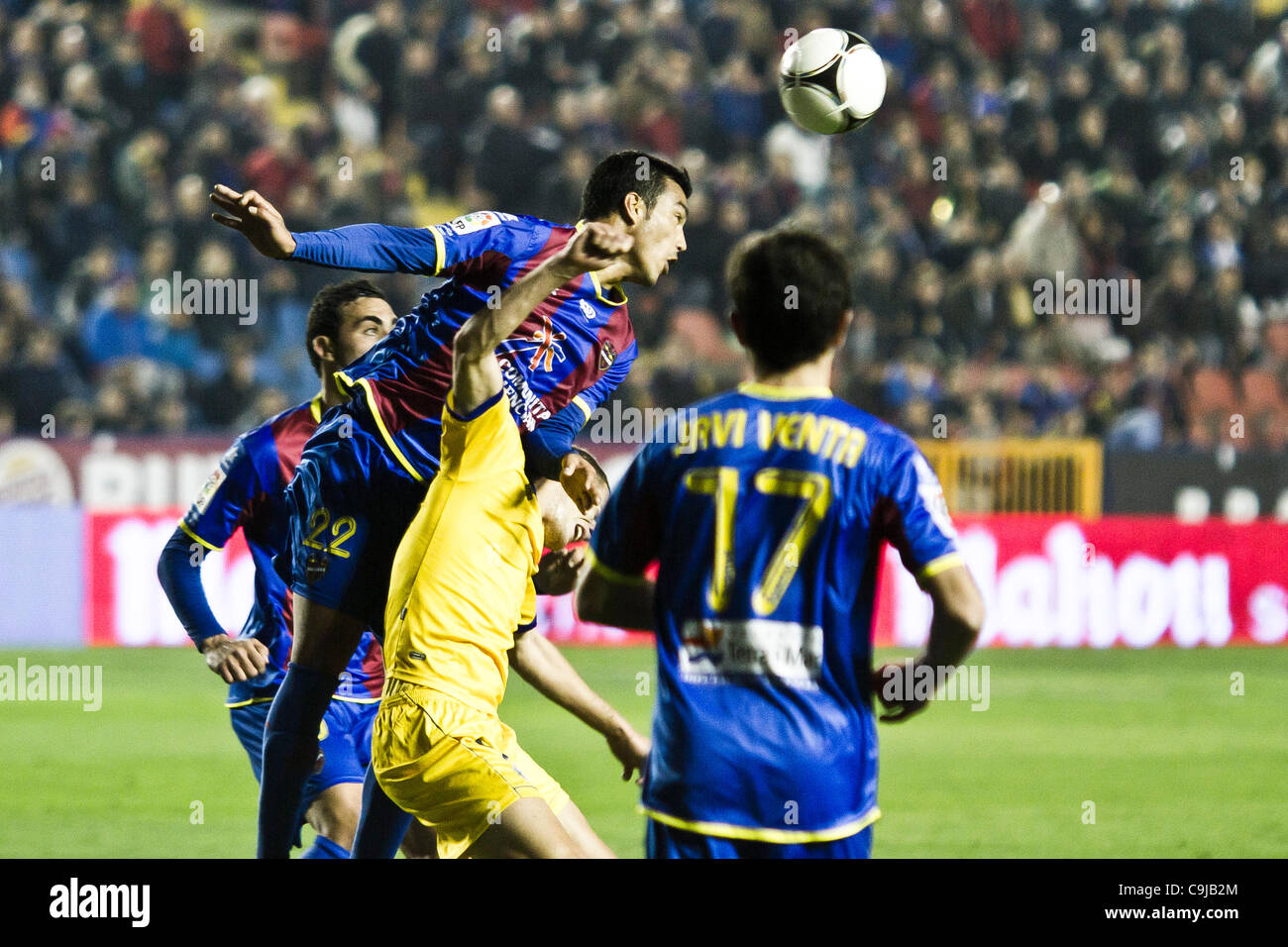 11/01/2011. Valencia, Spanien Copa del Rey, Fußball - Spanien - Levante UD vs. Alcorcon - Levante von Valencia, 4: 0 Sieg im zweiten Spiel des Förderwettbewerbs Ausscheidungsspiele gegen 2. Division Team Alcorcón und geht in die nächste Runde - Cabral von UD Levante gewinnt das Duell gegen einen Alcorcon playe Stockfoto