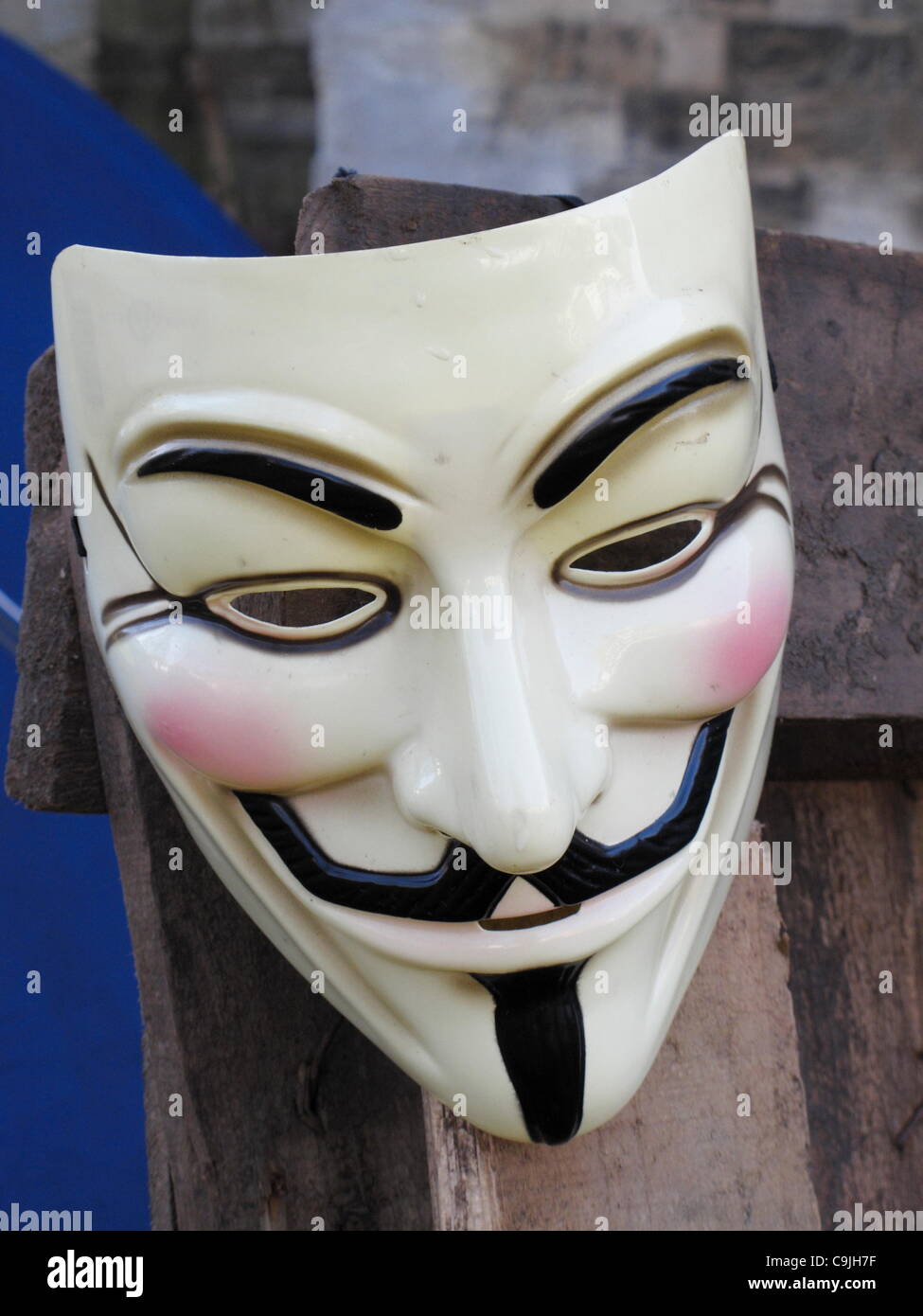 V wie Vendetta Maske Vee Symbol Kerl Fawkes auf die Demonstranten besetzen Exeter Besetzung nun gebeten worden, verlassen von Dom Beamten Stockfoto