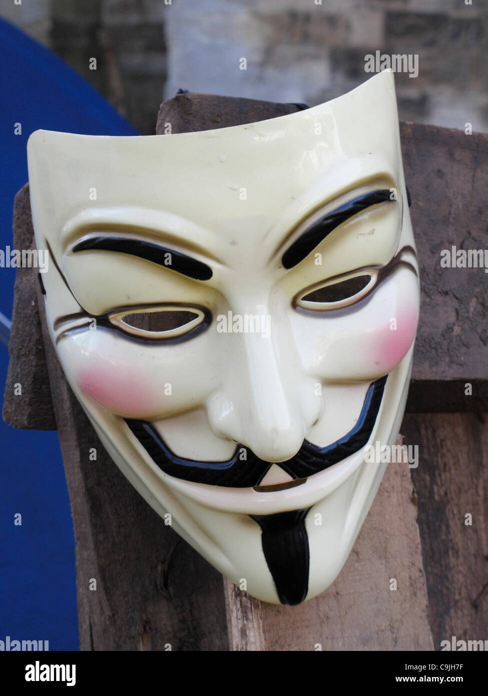 V Wie Vendetta Maske Vee Symbol Kerl Fawkes Auf Die Demonstranten Besetzen Exeter Besetzung Nun Gebeten Worden Verlassen Von Dom Beamten Stockfotografie Alamy