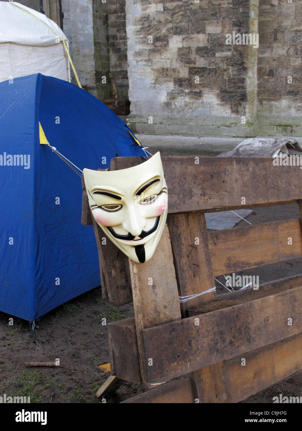 V wie Vendetta Maske Vee Symbol Kerl Fawkes auf die Demonstranten besetzen Exeter Besetzung nun gebeten worden, verlassen von Dom Beamten Stockfoto