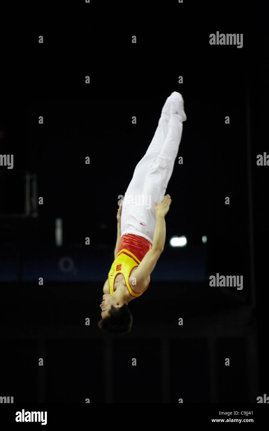 Chunlong Lu (China) im Wettbewerb mit Mens Trampolin in Visa International Gymnastics Wettbewerb künstlerische Disziplin in North Greenwich Arena in Serie LOCOG London bereitet für die Olympischen Spiele 2012 in London. 13. Januar 2012. Gewinner der Silbermedaille. Stockfoto