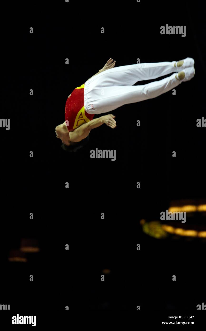 Dong Dong (China) im Wettbewerb mit Mens Trampolin in Visa International Gymnastics Wettbewerb künstlerische Disziplin in North Greenwich Arena in Serie LOCOG London bereitet für die Olympischen Spiele 2012 in London. 13. Januar 2012. Gewinner der Goldmedaille. Stockfoto
