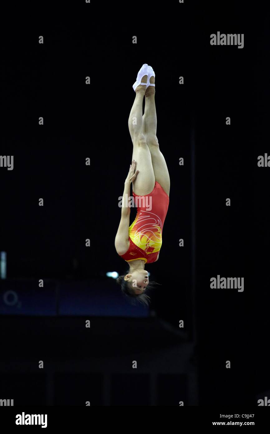 Wenna He (China) im Wettbewerb mit Womens Trampolin in Visa International Gymnastics Wettbewerb künstlerische Disziplin in North Greenwich Arena in Serie LOCOG London bereitet für die Olympischen Spiele 2012 in London. 13. Januar 2012. Gewinner der Goldmedaille Stockfoto