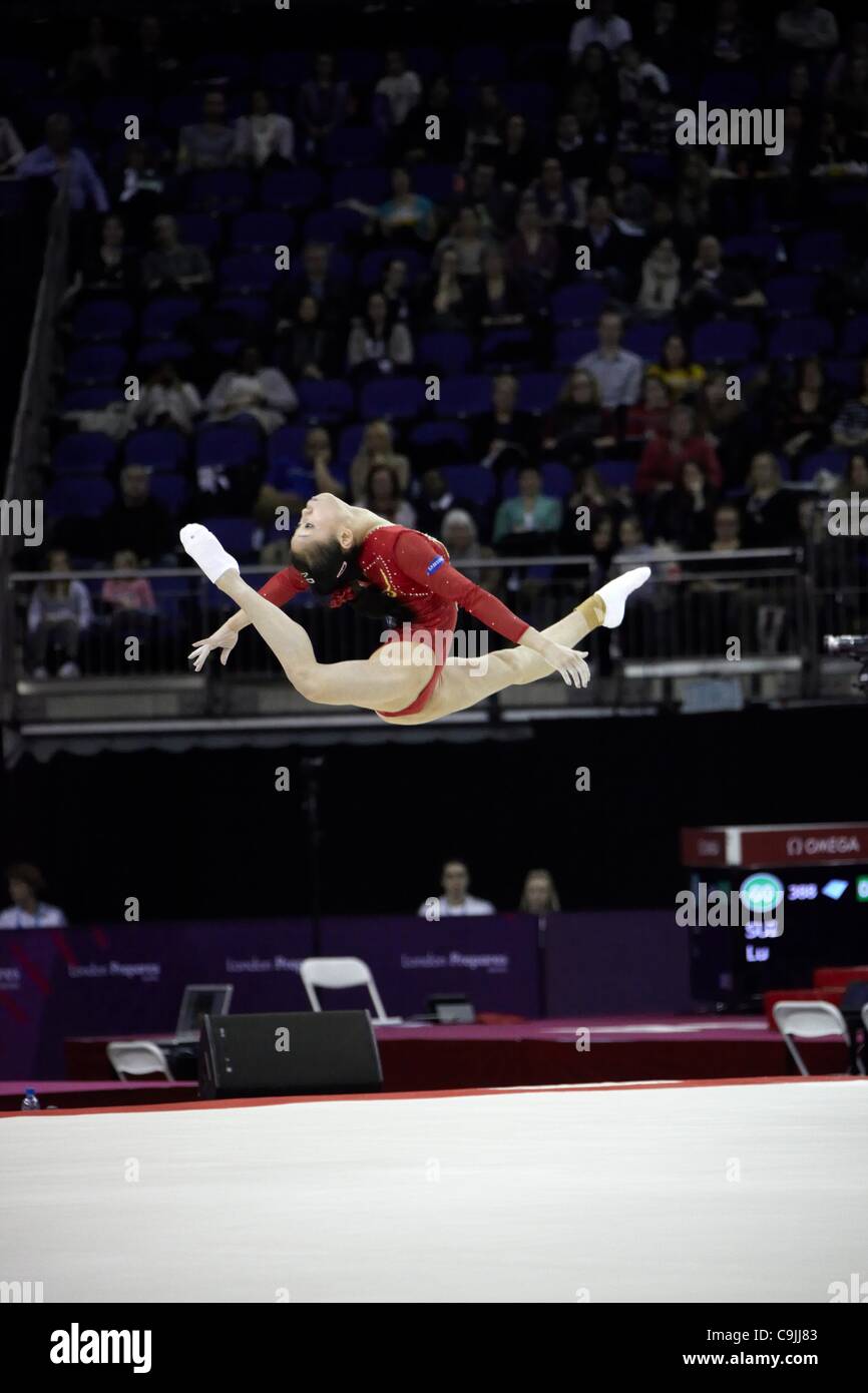 Lu Sui (China) im Wettbewerb in Womens Bodenturnen Finale in Visa International Gymnastics Wettbewerb künstlerische Disziplin in North Greenwich Arena bei LOCOG London bereitet für die Olympischen Spiele 2012 in London. 13. Januar 2012. Stockfoto