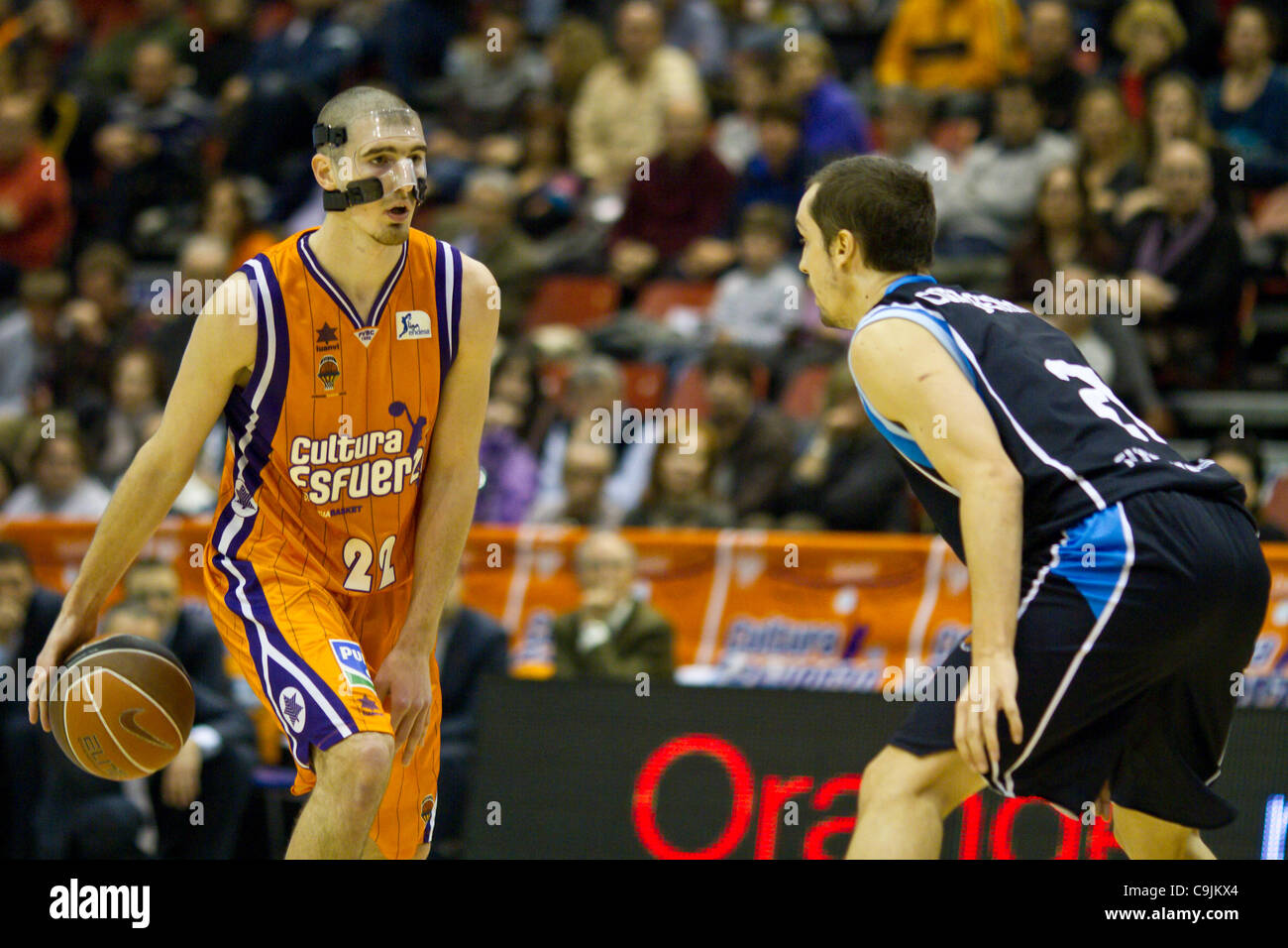 14/01/2011. Valencia, Spanien Liga Endesa Basketball Valencia Basket Club vs. Fuenlabrada - Spieltag 16-19:30 Nando de Colo dribbelt den Ball vor Cortaberria von Fuenlabrada Stockfoto