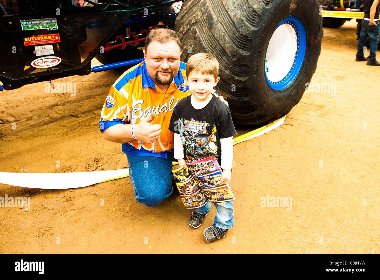 14. April 2011 - Houston, Texas, USA - Equalizer Mike Hawkins posiert für ein Foto mit einem jungen Fan während der Advance Auto Teile Monster Jam im Reliant Stadium in Houston, Texas. (Kredit-Bild: © Juan DeLeon/Southcreek/ZUMAPRESS.com) Stockfoto