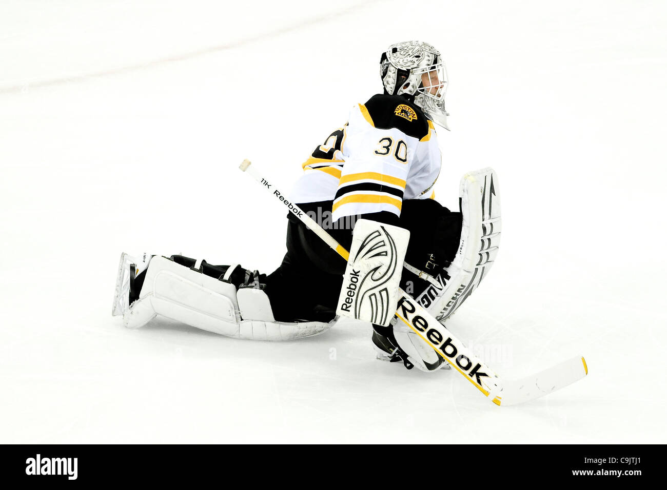 14. Januar 2012 - Raleigh, North Carolina, USA - Boston Bruins Torwart Tim Thomas (30) wärmt vor Tonights Spiel. Hurrikane besiegte Bruins 4-2 im RBC Center in Raleigh, North Carolina. (Kredit-Bild: © Anthony Barham/Southcreek/ZUMAPRESS.com) Stockfoto