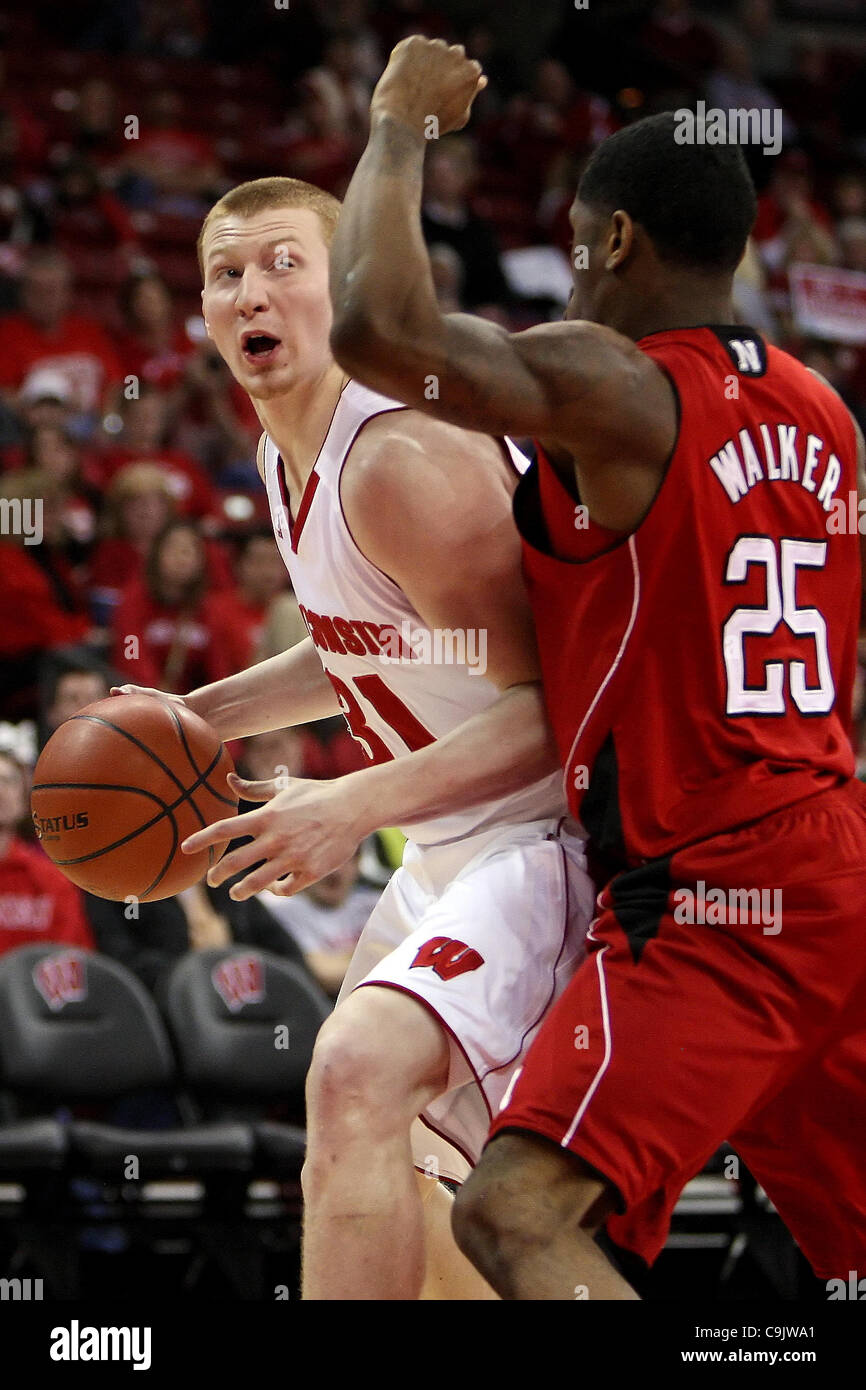15. Januar 2012 - Madison, Wisconsin, sieht US - Wisconsin vorwärts Mike Bruesewitz #31 Punktzahl auf der Nebraska Hut Caleb Walker #25 in der zweiten Hälfte. Wisconsin Badgers besiegte die Nebraska Cornhuskers 50-45 im Kohl Center in Madison, Wisconsin. (Kredit-Bild: © John Fisher/Southcreek/ZUMAPRESS. Stockfoto
