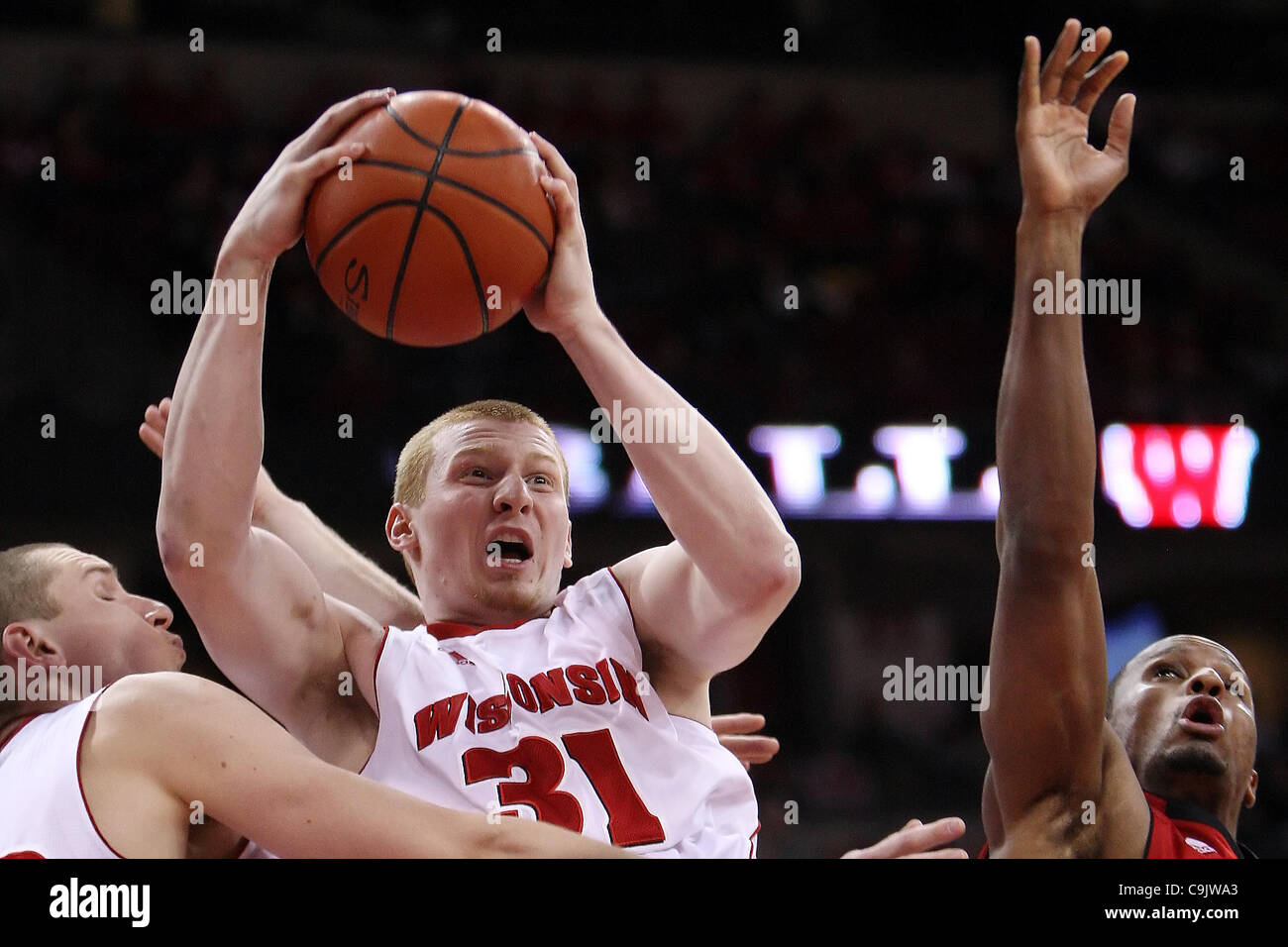 15. Januar 2012 - Madison, Wisconsin, USA - Wisconsin vorwärts Mike Bruesewitz #31 packt eine Offensive rebound in der zweiten Hälfte. Wisconsin Badgers besiegte die Nebraska Cornhuskers 50-45 im Kohl Center in Madison, Wisconsin. (Kredit-Bild: © John Fisher/Southcreek/ZUMAPRESS.com) Stockfoto
