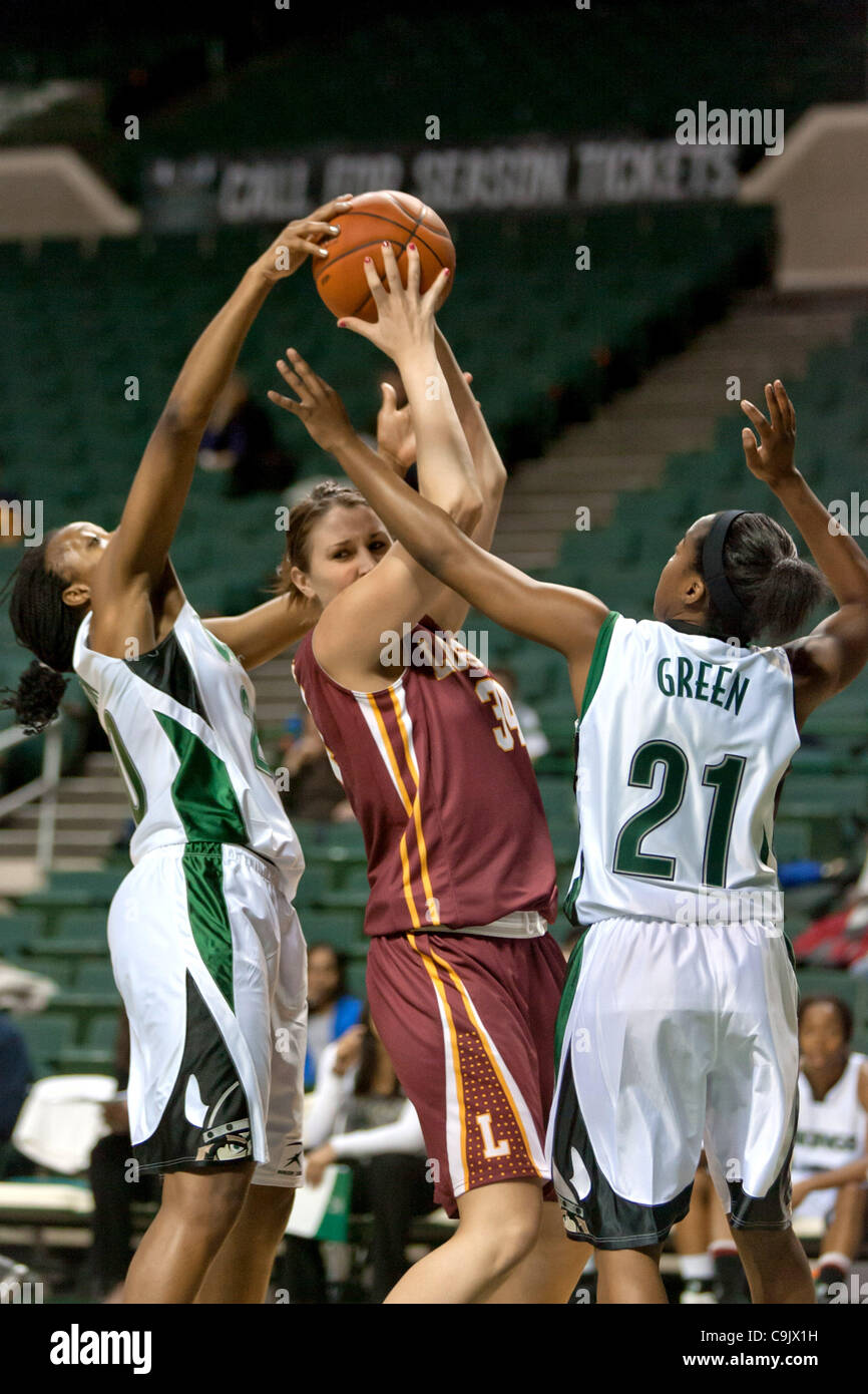 14. Januar 2012 - weiterleiten Cleveland, Ohio, US - Staat Cleveland vorwärts Shalonda Winton (20) und Guard Kiersten Green (21) Schlacht Loyola Abby Skube (34) für den Basketball in der ersten Hälfte.  Die Loyola Ramblers besiegte die Cleveland State Wikinger 85-67 am Wolstein Center in Cleveland, Ohio. Stockfoto