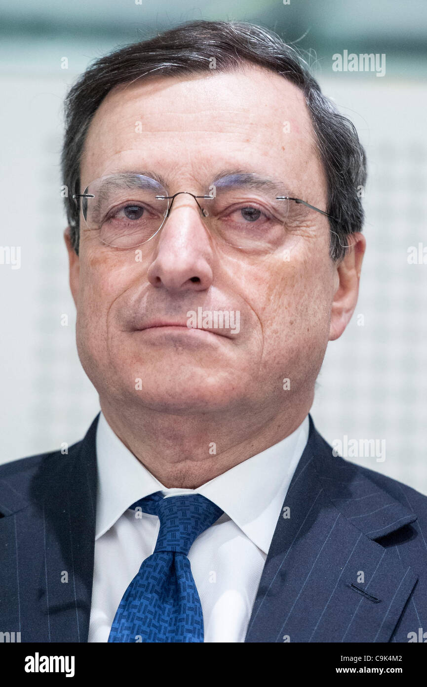 16. Januar 2012 - Straßburg, Elsass, Frankreich - Präsident der Europäischen Zentralbank (EZB) und Vorsitzender des Europäischen systemischen Risiko Board Mario Draghi während einer Sitzung des Wirtschafts- und Währungsausschusses des Europäischen Parlaments in Straßburg am 2012-01-16 traf der Ausschuss Draghi in Stockfoto