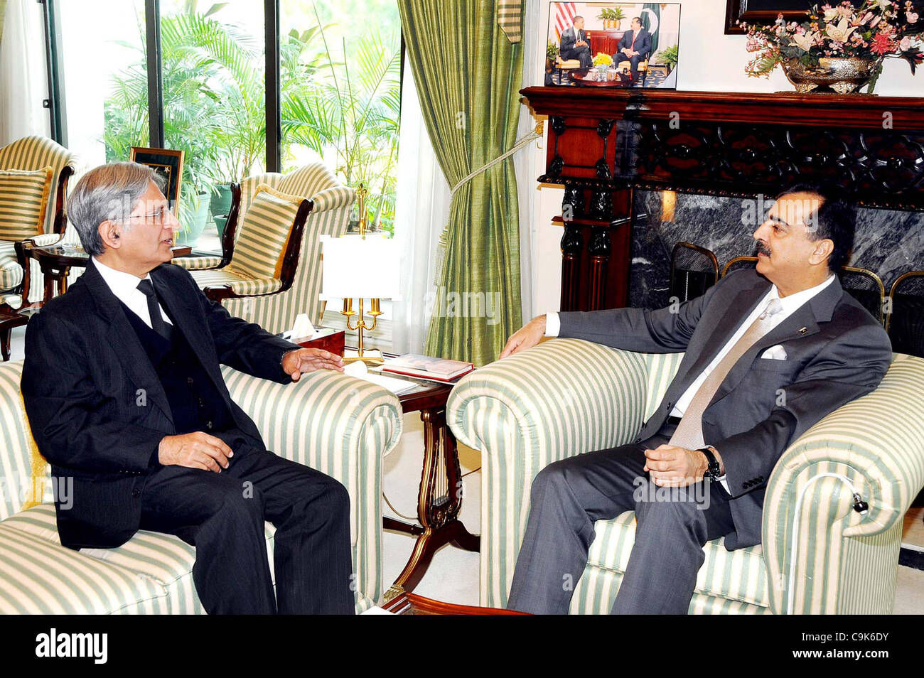 Herr Ministerpräsident, spricht Syed Yousuf Raza Gilani mit Barrister Aitazaz Ahsan bei Treffen im PM House in Islamabad am Dienstag, 17. Januar 2012. Stockfoto