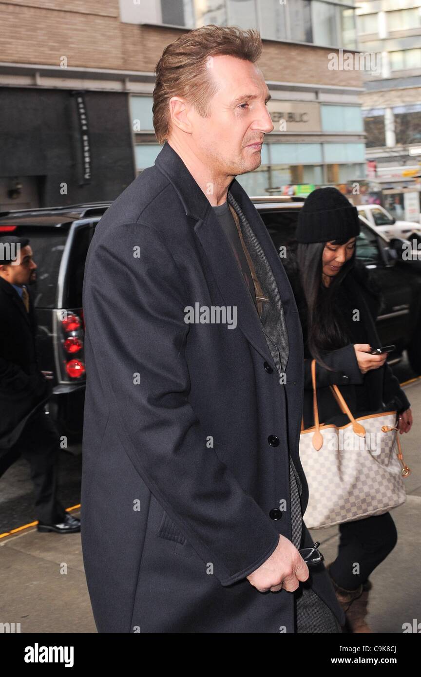 Liam Neeson, betritt seine Upper West Side Wohnung unterwegs für Promi-Schnappschüsse - di, New York, NY 17. Januar 2012. Foto von: Ray Tamarra/Everett Collection Stockfoto