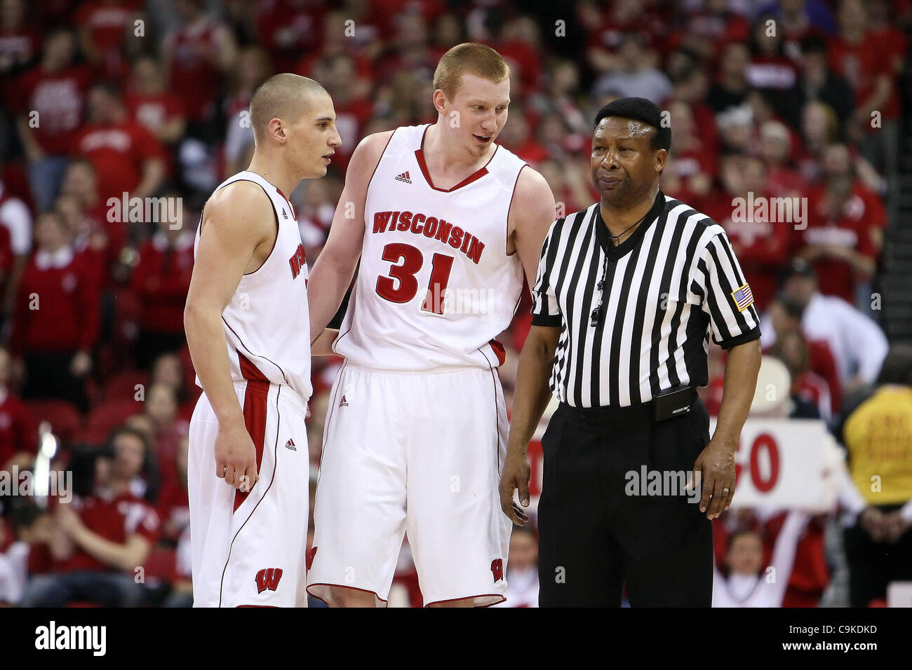 18. Januar 2012 - Madison, Wisconsin, USA - Wisconsin vorwärts Mike Bruesewitz #31 Gespräche mit einem Beamten während einer Pause in der zweiten Hälfte Aktion. Wisconsin Badgers besiegte die Northwestern Wildcats 77-57 im Kohl Center in Madison, Wisconsin. (Kredit-Bild: © John Fisher/Southcreek/ZUMAPRESS.com) Stockfoto
