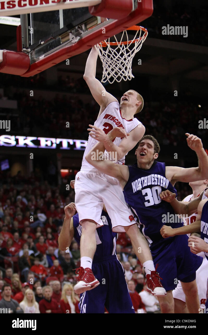 18. Januar 2012 - Madison, Wisconsin, steigt US - Wisconsin vorwärts Mike Bruesewitz #31 für eine offensive Rebound. Wisconsin Badgers besiegte die Northwestern Wildcats 77-57 im Kohl Center in Madison, Wisconsin. (Kredit-Bild: © John Fisher/Southcreek/ZUMAPRESS.com) Stockfoto