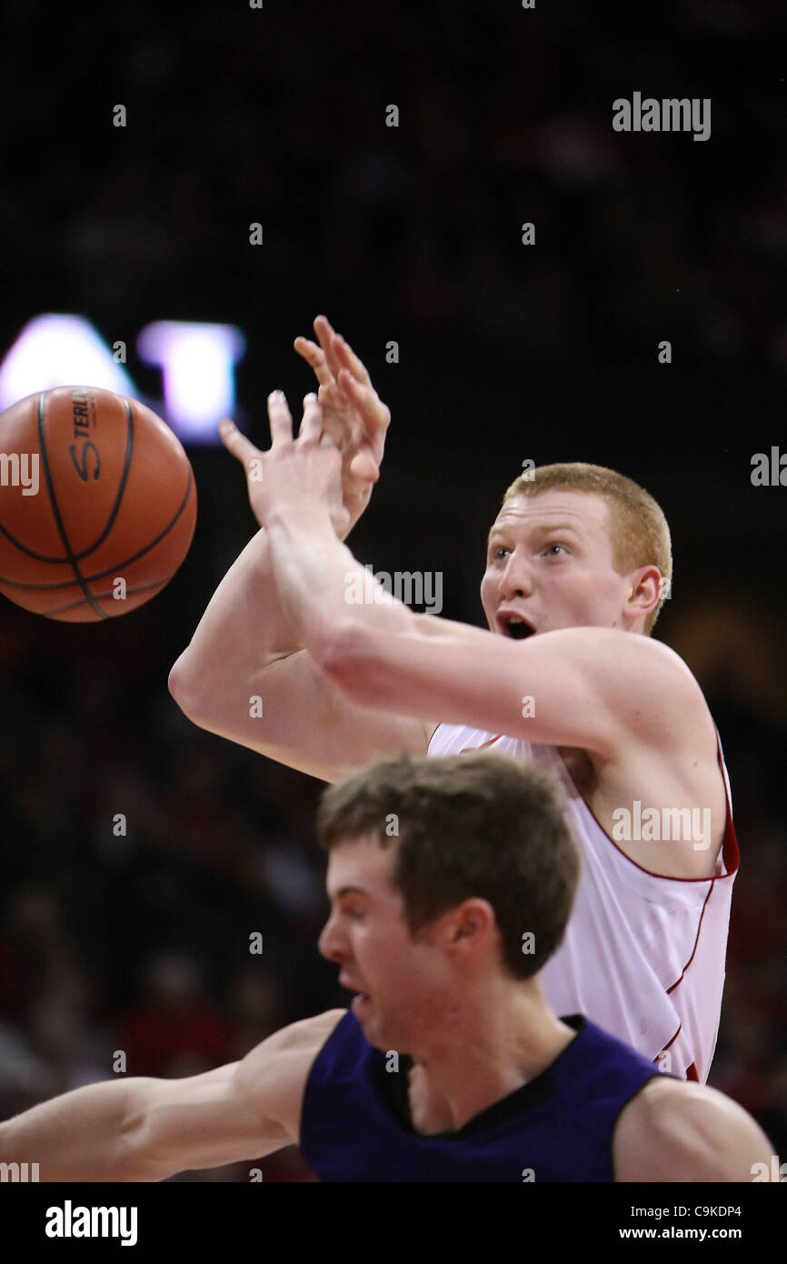 18. Januar 2012 - Madison, Wisconsin, reagiert US - Wisconsin vorwärts Mike Bruesewitz #31, nachdem er gefoult wird die für einen Laien hinauf. Bruesewitz hatte 13 Punkte im Spiel. Wisconsin Badgers besiegte die Northwestern Wildcats 77-57 im Kohl Center in Madison, Wisconsin. (Kredit-Bild: © John Fisher/S Stockfoto