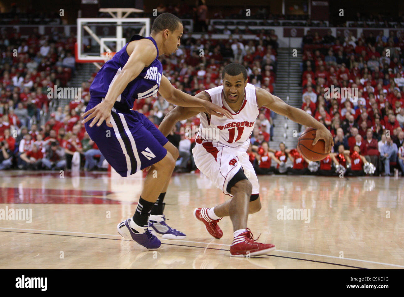 18. Januar 2012 - bewachen Madison, Wisconsin, USA - Wisconsin Wache Jordan Taylor #11 versucht, herumfahren, Northwestern Reggie Hearn #11 im ersten Halbjahr Aktion. Zur Halbzeit führen die Wisconsin Badgers die Northwestern Wildcats 34-32 at Kohl Center in Madison, Wisconsin. (Kredit-Bild: © John Fisher/So Stockfoto