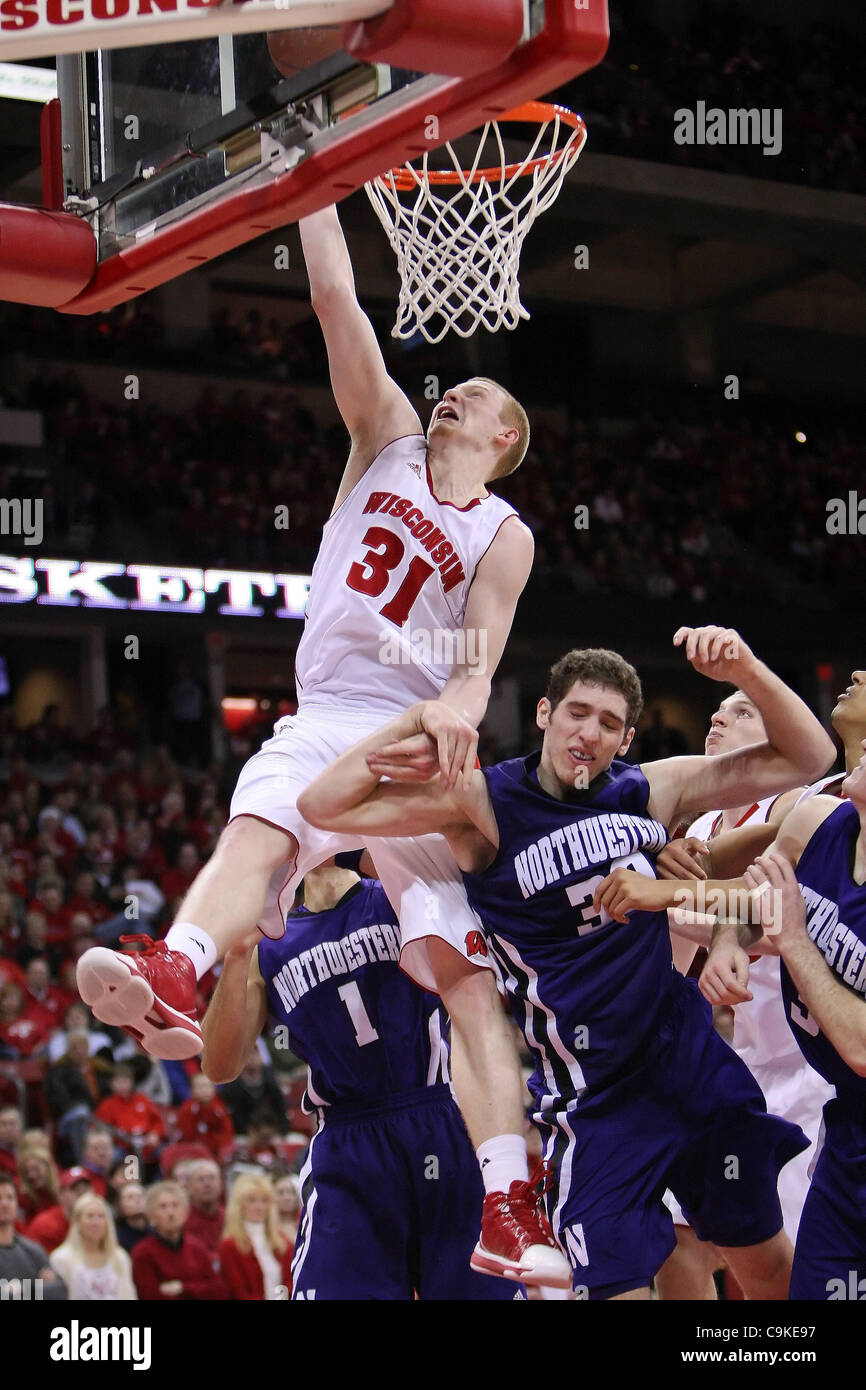 18. Januar 2012 - Madison, Wisconsin, steigt US - Wisconsin vorwärts Mike Bruesewitz #31 für eine offensive Rebound in zweiten Hälfte Aktion. Wisconsin Badgers besiegte die Northwestern Wildcats 77-57 im Kohl Center in Madison, Wisconsin. (Kredit-Bild: © John Fisher/Southcreek/ZUMAPRESS.com) Stockfoto