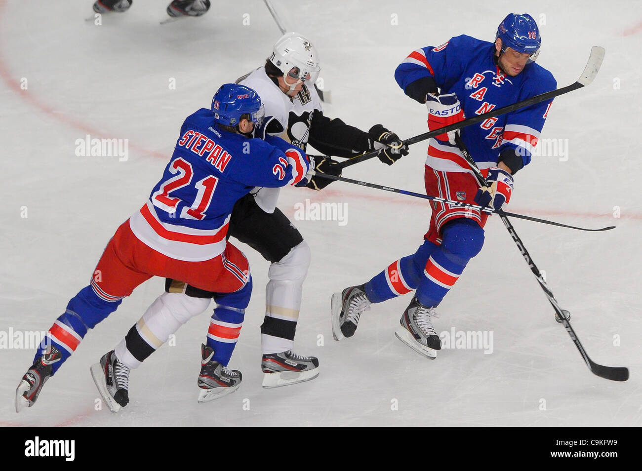 19. Januar 2012 - Newark, New Jersey, USA - Pittsburgh Penguins Center Evgeni Malkin (71) den Puck zum New York Rangers rechten Flügel Marián Gáborík (10) verliert nach Überprüfung durch die New York Rangers center Derek Stepan (21) während der ersten Periode NHL Aktion zwischen den Pittsburgh Penguins und der New York Stockfoto