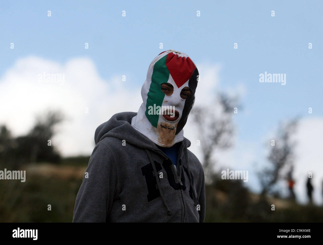 20. Januar 2012 - Ramallah, Westjordanland, Palästina - palästinensische Demonstranten tragen Masken der palästinensische Fahnen nehmen Teil an einer wöchentlichen Demonstration gegen den auf- und Ausbau der israelischen Siedlungen im Westjordanland-Dorf von Nabi Saleh, in der Nähe von Ramallah, am 20. Januar 2012. Phot Stockfoto