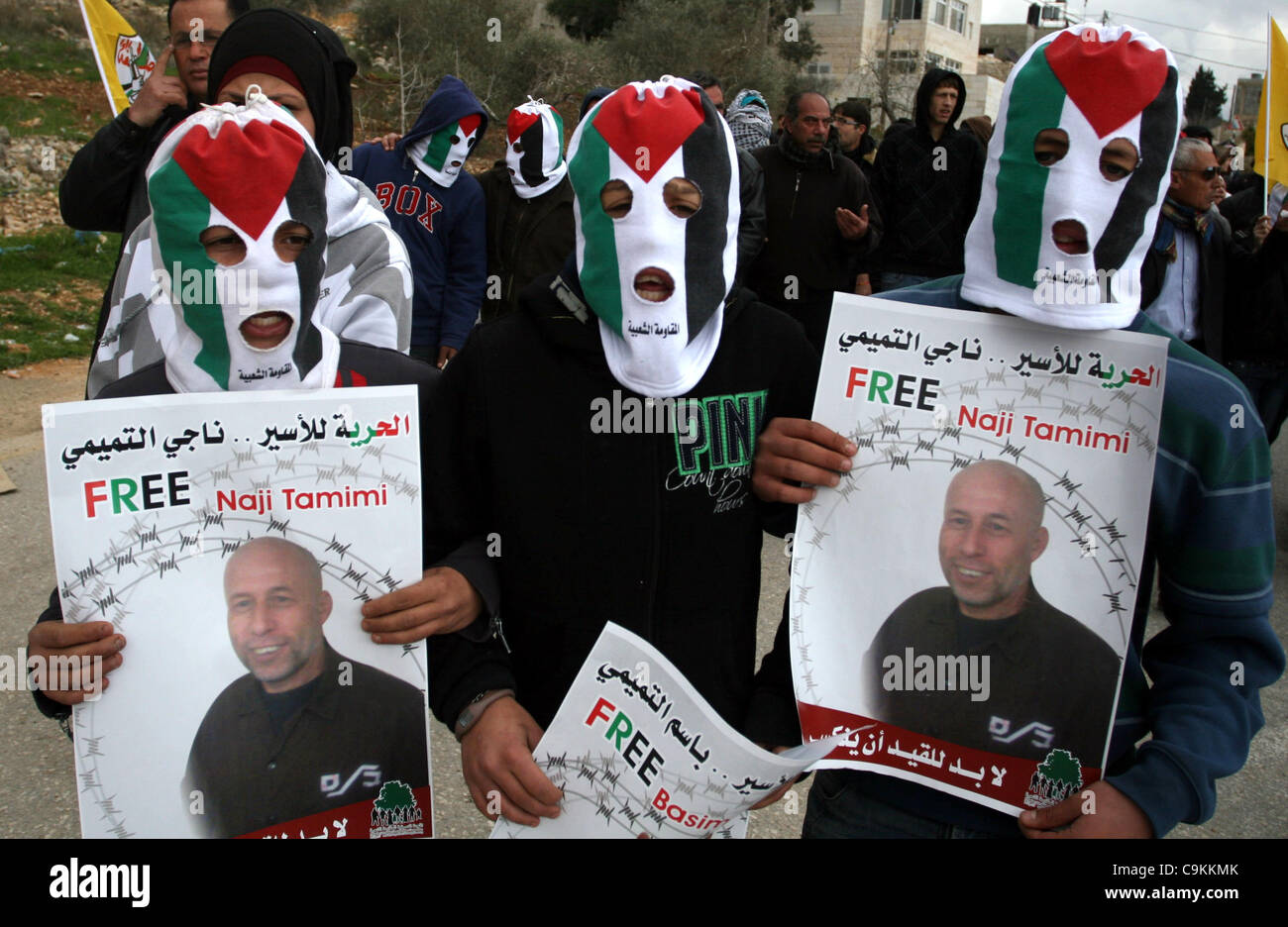 20. Januar 2012 - Ramallah, Westjordanland, Palästina - palästinensische Demonstranten tragen Masken der palästinensische Fahnen nehmen Teil an einer wöchentlichen Demonstration gegen den auf- und Ausbau der israelischen Siedlungen im Westjordanland-Dorf von Nabi Saleh, in der Nähe von Ramallah, am 20. Januar 2012. Phot Stockfoto