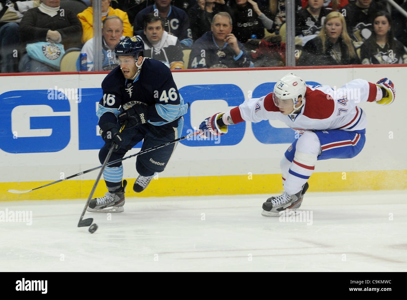 20. Januar 2012 - übernehmen die Montréal Canadiens im CONSOL Energy Center Pittsburgh, Pennsylvania, USA - Pittsburgh Penguins Center Joe Vitale (46) versucht zu bleiben vor Montréal Canadiens Verteidiger Alexei Emelin (74) auf eine Pause Weg während der zweiten Periode als die Pittsburgh Penguins. (Kredit Bild Stockfoto