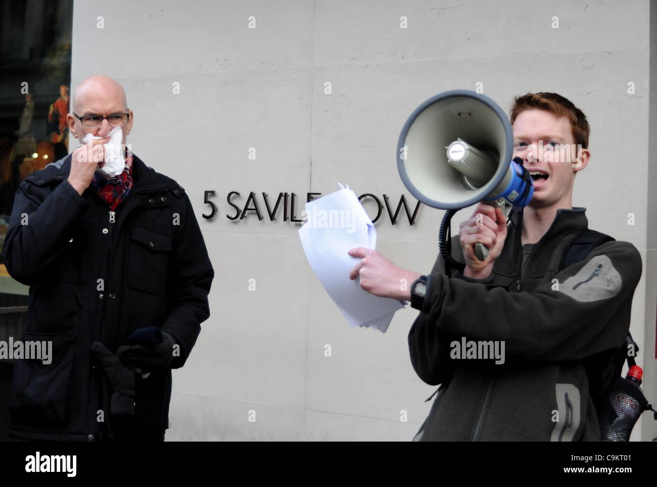 London, UK. 21.01.12. Ein Demonstrant Occupy gibt einen Vortrag über das Versagen des Kapitalismus vor dem Büro von Savile Row während besetzen Tour von Mayfair. Stockfoto