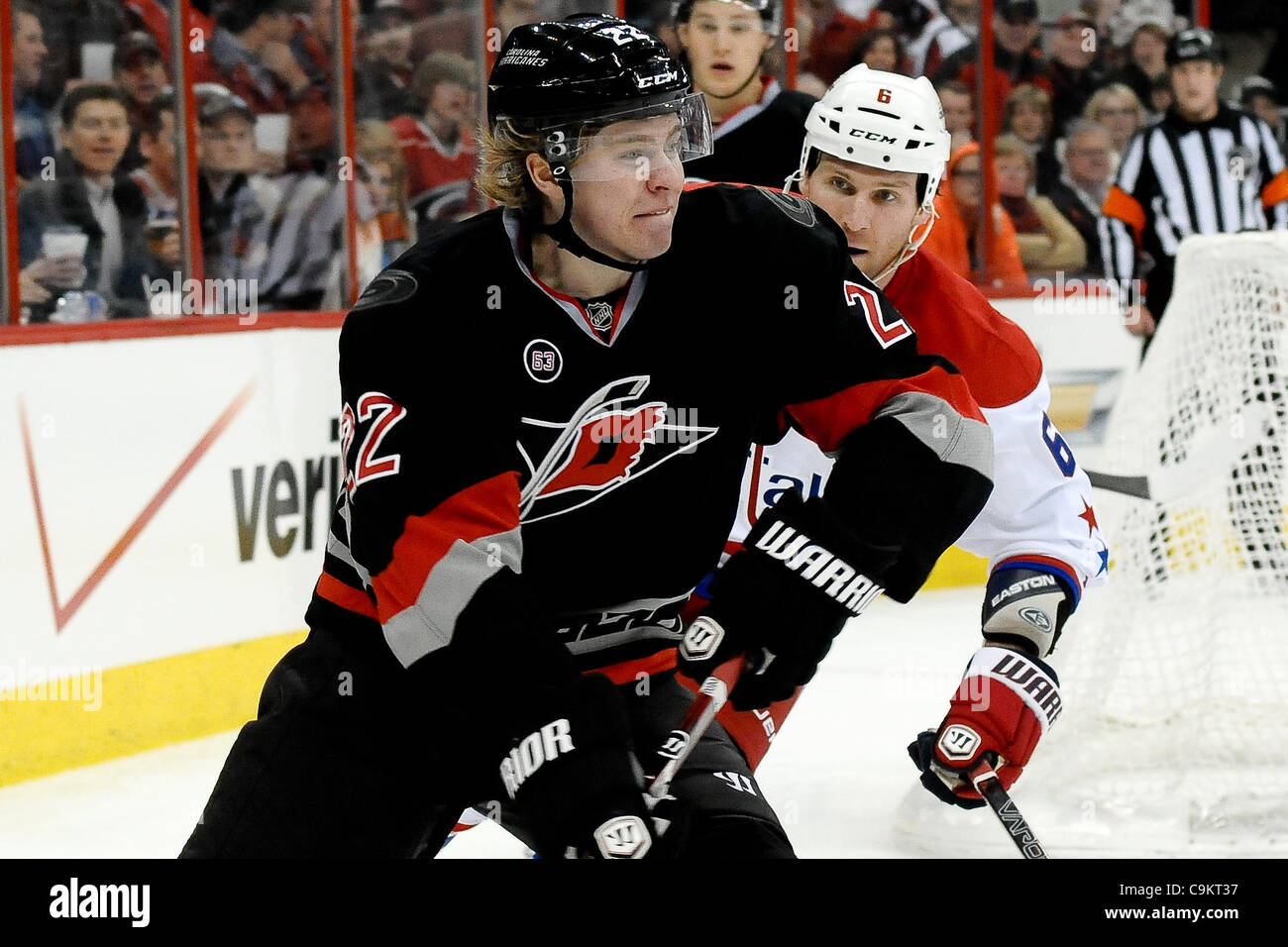 20. Januar 2012 - center Raleigh, North Carolina, USA - Washington Capitals Verteidiger Dennis Wideman (6) jagt Carolina Hurricanes Zac Dalpe (22) während Tonights Spiel. Hurrikane besiegt Capitals 3: 0 im RBC Center in Raleigh, North Carolina. (Kredit-Bild: © Anthony Barham/Southcreek/ZUMAPRESS.com) Stockfoto