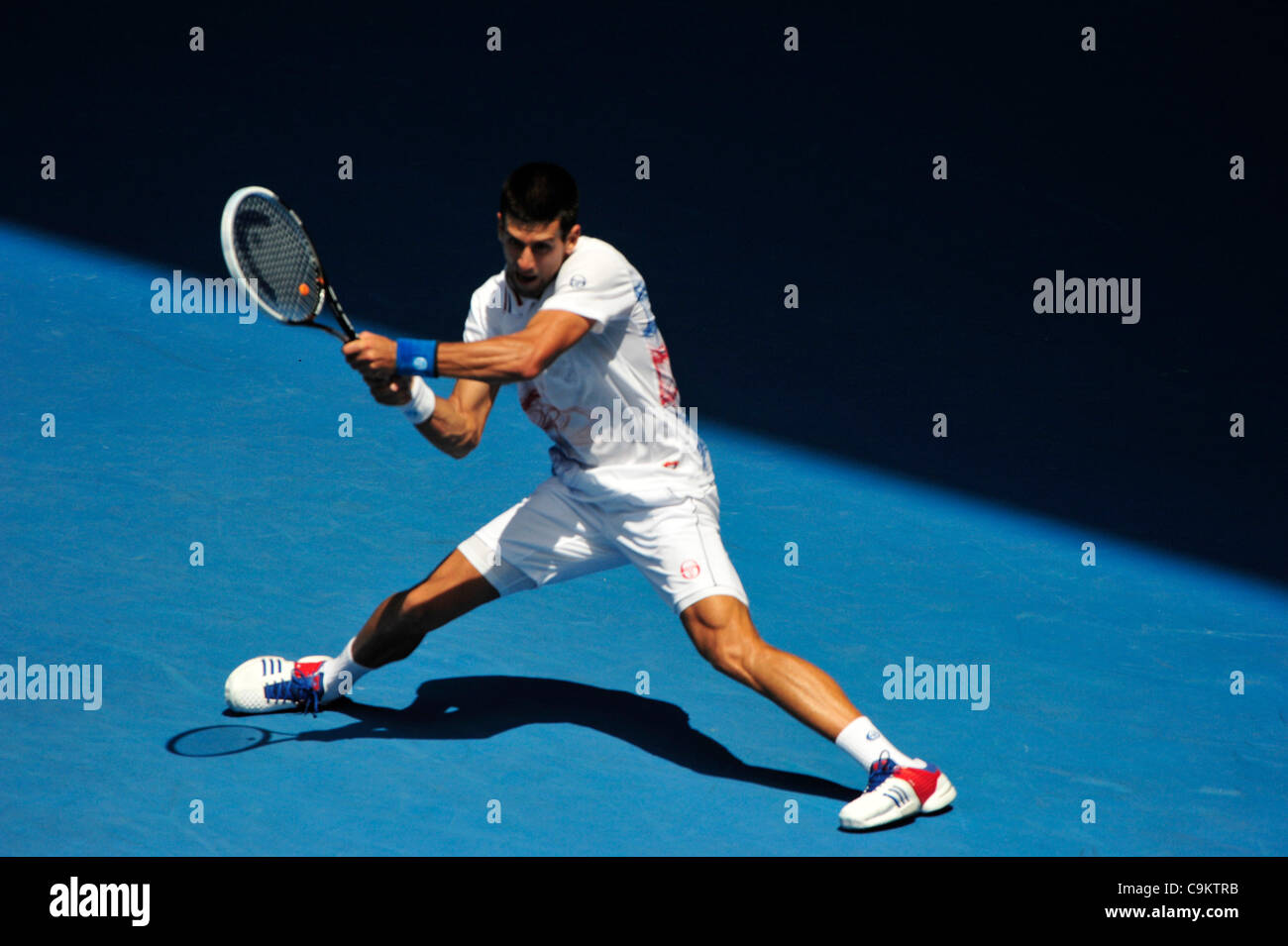 21.01.2012 Melbourne, Australien. Djokovic in Aktion während der 6. Tag der Männer das dritte Runde Spiel. Novak Djokovic (SRB) V Nicolas Mahut (FRA). Djokovic besiegt Mahut 6-0, 6-1, 6-1 auf Rod Laver Arena Arena bei den Australian Open Stockfoto