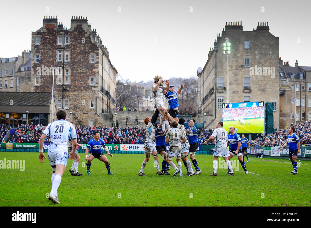 21.1.2012 Bath, England. Glasgow-Lock (#4) Richie Gray gewinnt die Lineout gegen Bad Schloss (#4) David Attwood während der zweiten, den Hälfte des 6. Heineken-Cup-Spiel zwischen Bath Rugby und Glasgow Warriors auf dem Spielgelände Runde. Stockfoto