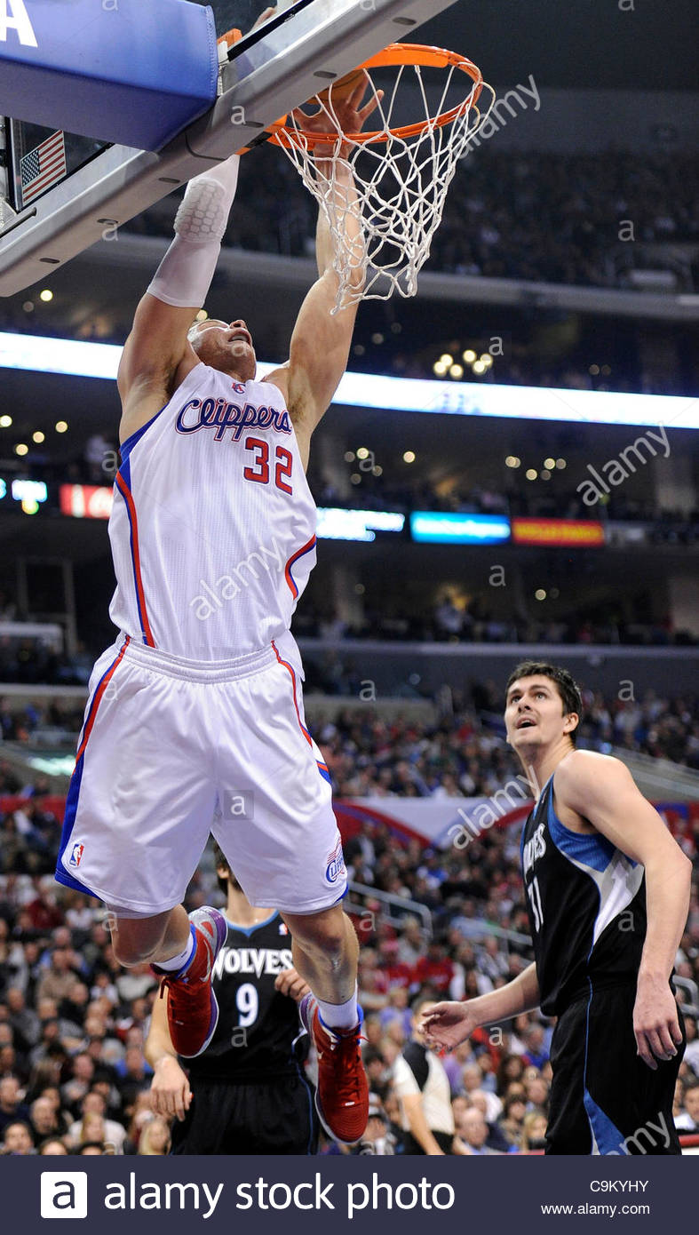 Die Clippers Blake Griffin 32 Tunkt Den Ball Wie Timberwolves Ricky Rubio 9 Und Darko Milicic 31 Wahrend Ihres Spiels Im Staples Center Freitag 20 Januar 2012 Auf Hans Gutknecht Fotografin Stockfotografie Alamy