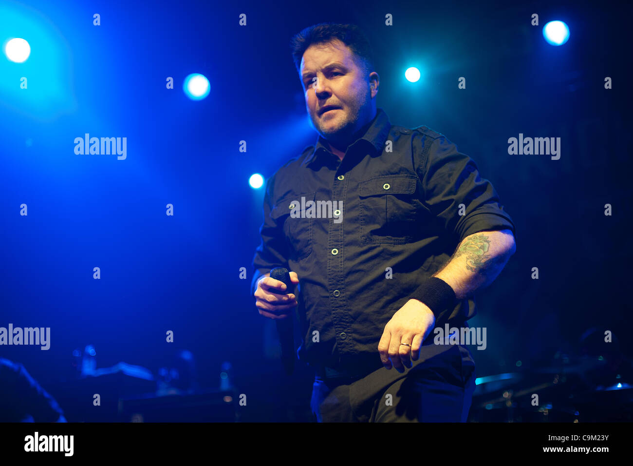 ZAGREB, Kroatien, 22.01.2012 Ken Casey (Gesang) von der Boston-Punk-Band Dropkick Murphys auf die Tour 2012 Eröffnungsdatum in Tvornica Kulture (Kulturfabrik). Stockfoto