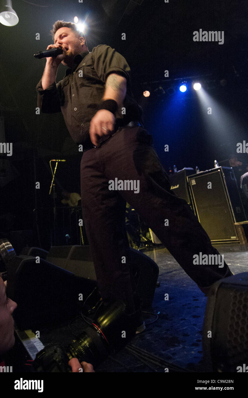 ZAGREB, Kroatien, 22.01.2012 Ken Casey (Gesang) von der Boston-Punk-Band Dropkick Murphys auf die Tour 2012 Eröffnungsdatum in Tvornica Kulture (Kulturfabrik). Stockfoto