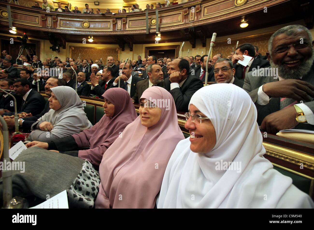 Weibliche Mitglieder des Parlaments, die auch die Freiheit und Gerechtigkeitspartei der Muslimbruderschaft angehören Webinar die ersten ägyptischen Parlament nach der Revolution, die ehemalige Präsident Hosni Mubarak in Kairo, Ägypten, 23. Januar 2012 verdrängt. Stockfoto