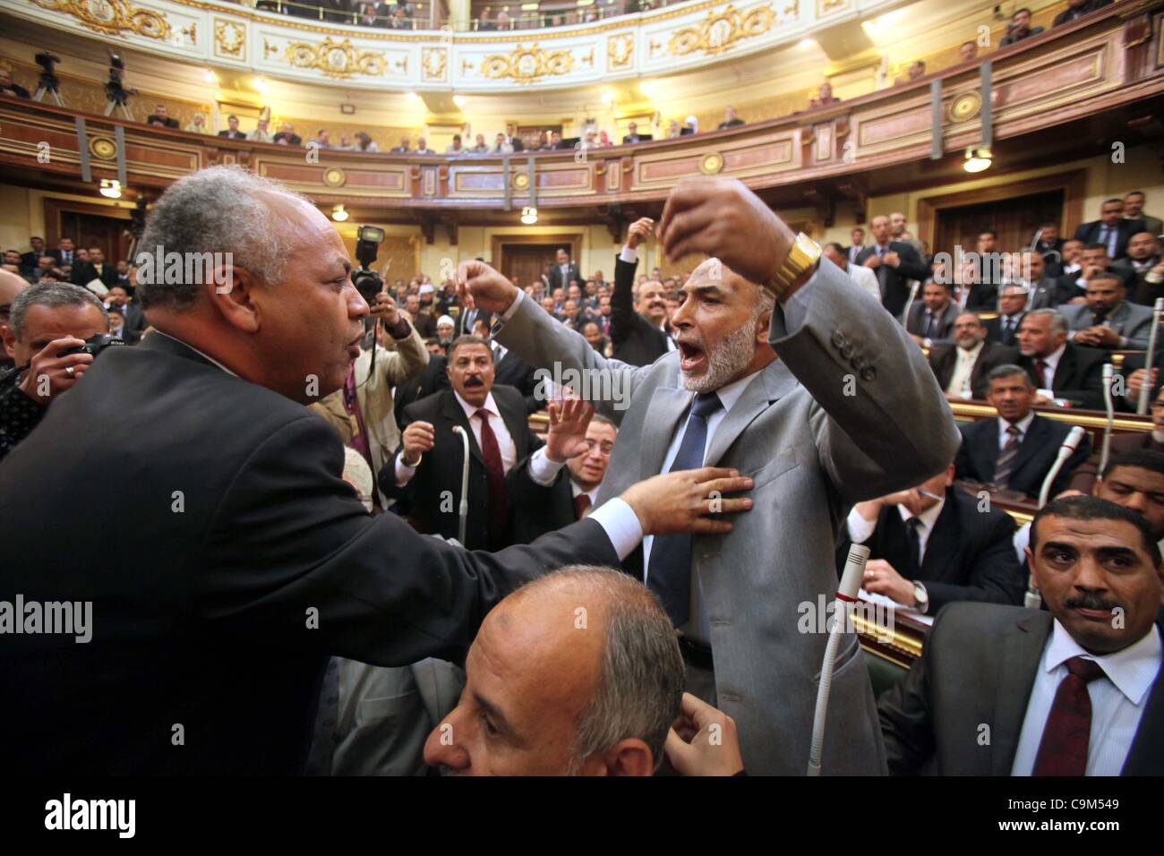 Ein Mitglied des Parlaments beruhigt anderen während der ersten Sitzung des ägyptischen Parlaments nach der Revolution, die ehemalige Präsident Hosni Mubarak in Kairo, Ägypten, 23. Januar 2012 verdrängt. Stockfoto