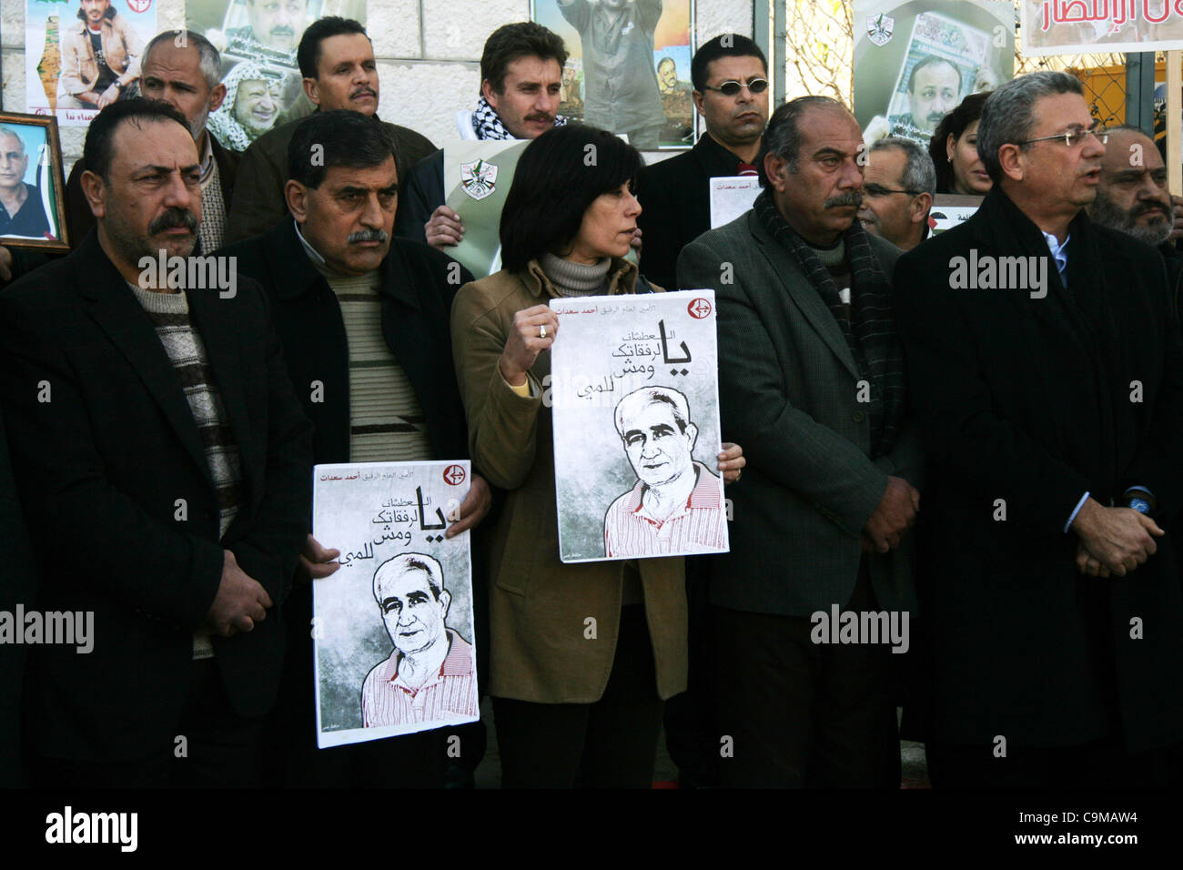 25. Januar 2012 - Ramallah, Westjordanland, Palästina - Verwandten der palästinensischen Gefangenen in israelischen Gefängnissen Protest vor statt organisiert das Internationale Komitee vom Roten Kreuz (IKRK) Büros in der Westbank Ramallah, 24. Januar 2012, während einer Protestaktion von der palästinensischen prisone Stockfoto